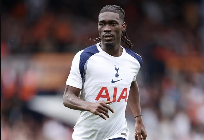 Yves Bissouma lại dính bê bối bóng cười